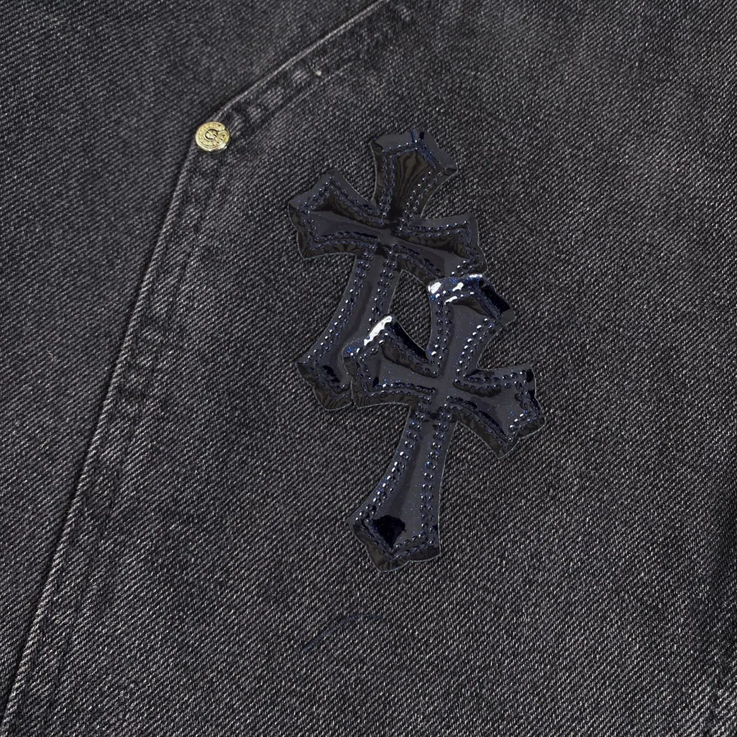 P270 CH Chromehearts limited edition work jeans denim logging pants, cabinet price 34W level, patchwork cross pattern embellishment, washed jeans! ! An absolutely high-end luxury product, a 1.9W-level god-level single product, a super popular product, made by top heavy industry, a magic weapon that cannot be missed! [About Zangyin] This is an extremely luxurious fashion brand that can also be called the aristocracy of the high street. It has always been an exclusive brand for some hipsters or rich second generations. Compared with ordinary high streets, it is more luxurious and noble. Compared with luxury brands, it is more fashionable and individual. It has always been a brand that I have a special liking for. [Top heavy industry fashion design] Consistently high-street luxury style. Speaking of this style, the Zangyin family and GU family are definitely the leading representative brands. Especially the Zangyin family has really achieved a state-of-the-art effect in creating high-street style. The unique washed material is used to create this style. The color system is already quite eye-catching. After it is decorated with patchwork cross flowers, it cleverly highlights the charm of the brand. Secondly, this style uses classic The high-waist cutting design highlights the long legs and fashionable temperament of the upper body. The brand is highly recognizable and the slim fit configuration is more suitable for daily wear. It is a product that interprets personality, fashion, and specifications at a glance. This single product is enough to make any fan excited. It can be a white T-shirt for a youthful college style, or a tight suspender for a royal style. It has strong matching ability and can be easily controlled by men.  [Materials and craftsmanship] Needless to say, this point goes without saying. As an excellent craftsman brand, Zangyin’s requirements for details and craftsmanship are really perfect. The washed color of this model has gone through so many processes, not to mention the embellishment of denim appliques. It is also purely hand-made and sewn. Just like what they believe in, only hand-made things have soul and have the meaning of wear. A top-notch heavy-duty fashionable denim item, I look forward to your perfect interpretation! !  Color: black gray Size: 28-34